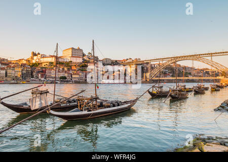 Coucher de soleil sur la rivière Duoro à Vila Nova de Gaia Portugal avec Pont Dom Luis dans l'arrière-plan Banque D'Images