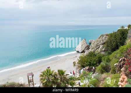 Plage tropicale avec de l'eau turquoise à Nerja, Andalousie - Espagne Banque D'Images