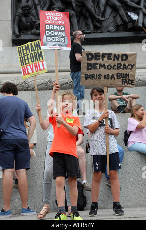 Londres, Royaume-Uni. 31 août 2019. Les manifestants bloquent les routes autour de Trafalgar Square pour protester contre la suspension du Parlement par Boris Johnson Banque D'Images
