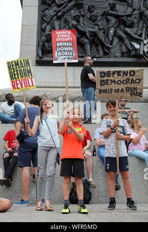 Londres, Royaume-Uni. 31 août 2019. Les manifestants bloquent les routes autour de Trafalgar Square pour protester contre la suspension du Parlement par Boris Johnson Banque D'Images