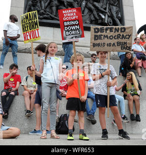 Londres, Royaume-Uni. 31 août 2019. Les manifestants bloquent les routes autour de Trafalgar Square pour protester contre la suspension du Parlement par Boris Johnson Banque D'Images