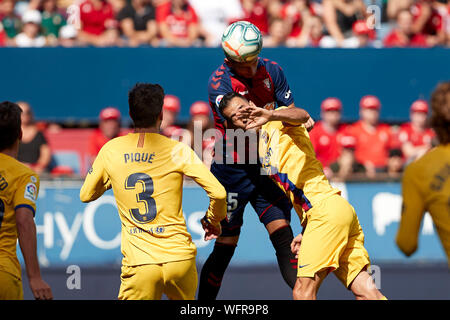 Le milieu de terrain Sergio Busquets (FC Barcelone) ; et David García (défenseur ; CA Osasuna) en action au cours de l'espagnol La Liga Santander, match entre Osasuna et le FC Barcelone au stade Sadar.(score final : CA Osasuna 2 - 2 FC Barcelone) Banque D'Images