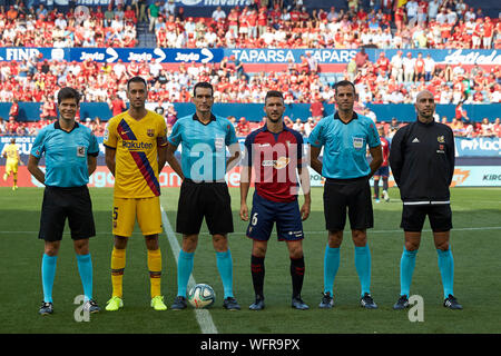 Les capitaines des deux équipes et les arbitres au cours de l'espagnol La Liga Santander, match entre Osasuna et le FC Barcelone au stade Sadar.(score final : CA Osasuna 2 - 2 FC Barcelone) Banque D'Images