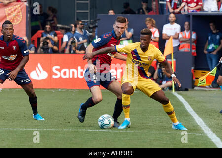 Oier Sanjurjo (défenseur ; CA Osasuna) et Nelson Semedo (défenseur ; FC Barcelone) en action au cours de l'espagnol La Liga Santander, match entre Osasuna et le FC Barcelone au stade Sadar.(score final : CA Osasuna 2 - 2 FC Barcelone) Banque D'Images