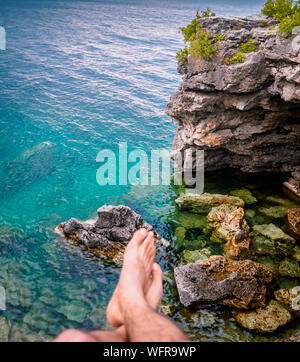 La grotte, Bruce Peninsula Park près de Tobermory, Ontario, Canada au cours de l'été - en regardant nettoyer l'eau turquoise Banque D'Images