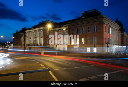 Potsdam, Allemagne. Août 31, 2019. Voitures passant quitter les voies de la lumière en face de la ville de Potsdam, le siège du Parlement de l'état de Brandebourg (photo avec exposition longue). Les élections auront lieu dans le Brandebourg et la Saxe le 1er septembre 2019. Credit : Monika Skolimowska/dpa-Zentralbild/dpa/Alamy Live News Banque D'Images