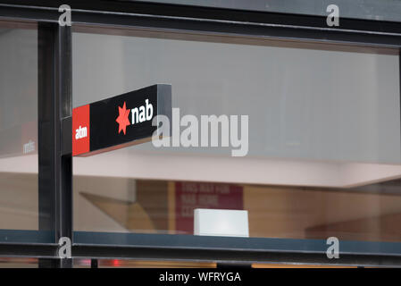 La National Australia Bank (NAB) logo de la banque à l'extérieur d'un signe de la direction générale de la ville de Sydney en Australie Banque D'Images