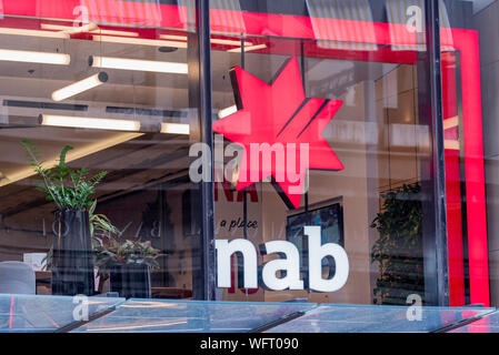 La National Australia Bank (NAB) logo de la banque à l'extérieur d'un signe de la direction générale de la ville de Sydney en Australie Banque D'Images