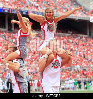 31 août 2019 : Ohio State Buckeyes cheerleaders effectuer au cours de la NCAA football match entre la Florida Atlantic Owls & Ohio State Buckeyes au stade de l'Ohio à Columbus, Ohio. JP Waldron/Cal Sport Media Banque D'Images