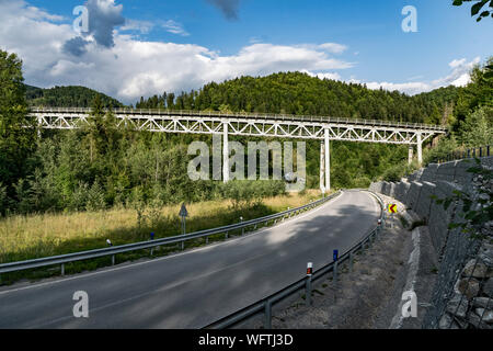 Metal pont de chemin de fer et route dans le Parc National Muranska Planina, Slovaquie, Europe Banque D'Images
