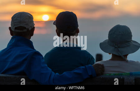 Bad Krozingen, Allemagne. Août 31, 2019. Un fils et ses parents regarder le coucher du soleil sur le Schauinsland. Crédit : Patrick Seeger/dpa/Alamy Live News Banque D'Images