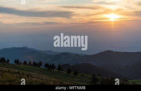 Bad Krozingen, Allemagne. Août 31, 2019. Le soleil se couche sur le Schauinsland en face de l'Vorgesen. Crédit : Patrick Seeger/dpa/Alamy Live News Banque D'Images