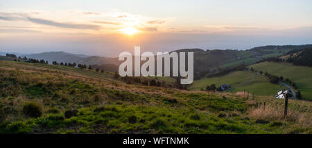 Bad Krozingen, Allemagne. Août 31, 2019. Le soleil se couche sur le Schauinsland en face de l'Vorgesen. Crédit : Patrick Seeger/dpa/Alamy Live News Banque D'Images