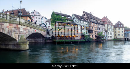 Strasbourg, France - 26 juillet 2018 : soirée vues le long de la rivière Ill en Petite France de Strasbourg dans la région d'Alsace, France. Maisons de l'ar Banque D'Images