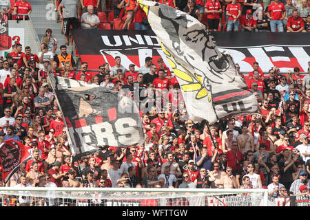 Bayer 04 Leverkusen Fans sont vus au cours de la Bundesliga match entre Bayer 04 Leverkusen et TSG 1899 Hoffenheim au Bay Arena.(Score final ; Bayer 0:0 TSG 1899 Hoffenheim) Banque D'Images