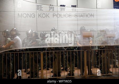 Hong Kong, Chine. Août 31, 2019. 31 août 2019. Hong Kong manifestations anti Projet de loi sur l'Extradition. Après une journée de violents affrontements avec la police de nombreux habitants en colère entouré Mong Kok de police pour montrer leur colère envers la police fait ce jour Crédit : David Coulson/Alamy Live News Banque D'Images