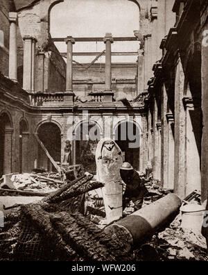 Partie d'une équipe de sauvetage peignant par les ruines de la ville musée dans William Brown Street à la suite d'un raid aérien allemand pendant le Blitz sur Liverpool entre août 1940 et janvier 1942. Banque D'Images