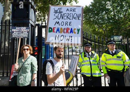Londres, Royaume-Uni. Août 31, 2019. Les protestataires prennent part à une manifestation devant les Chambres du Parlement à Londres, Royaume-Uni, le 31 août, 2019. Des milliers de manifestants le samedi sont descendus dans la rue partout au Royaume-Uni pour protester contre le premier ministre britannique, Boris Johnson a décidé de suspendre le parlement. Source : Xinhua/Alamy Live News Banque D'Images