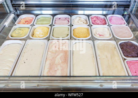 Boîtes de différents types et de saveurs de crème glacée dans un magasin moderne Banque D'Images