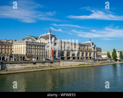 Paris, France - 1 août 2018 : sur le célèbre Musée d'Orsay à Paris à travers la Seine. Le Musée d'Orsay est l'un des meilleurs paris art ga Banque D'Images