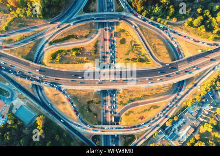Vue aérienne sur la route dans la ville moderne au coucher du soleil en été. Vue de dessus Banque D'Images