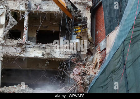 Bucarest, Roumanie - 15 novembre 2018 : l'ancien bâtiment de Bucarest Store' store est démoli pour être reconstruit, dans le centre-ville de Bucarest. Cette image Banque D'Images