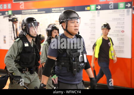 Hong Kong, Chine. Août 31, 2019. 31 août 2019. Hong Kong manifestations anti Projet de loi sur l'Extradition. Après une journée de bon nombre d'affrontements violents avec la police. Certains partisans du gouvernement pro a attaqué un membre de la presse sur un train MTR avec de nombreux manifestants pro démocratie qui ont riposté. Crédit : David Coulson/Alamy Live News Banque D'Images
