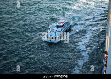 Ancona, Italie - Juin 2019 : Le bateau-pilote aidant un liner dans des eaux dangereuses. Banque D'Images
