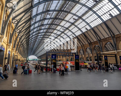 Londres, Angleterre - 4 août 2018 : Intérieur de la gare de Kings Cross à Londres. Kings Cross est l'une des stations les plus célèbres de Londres dans la partie bec Banque D'Images