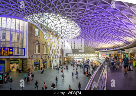 Londres, Angleterre - 4 août 2018 : Intérieur de la gare de Kings Cross à Londres. Kings Cross est l'une des stations les plus célèbres de Londres dans la partie bec Banque D'Images