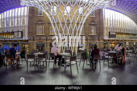 Londres, Angleterre - 4 août 2018 : Intérieur de la gare de Kings Cross à Londres. Kings Cross est l'une des stations les plus célèbres de Londres dans la partie bec Banque D'Images