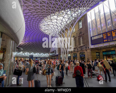 Londres, Angleterre - 4 août 2018 : Intérieur de la gare de Kings Cross à Londres. Kings Cross est l'une des stations les plus célèbres de Londres dans la partie bec Banque D'Images