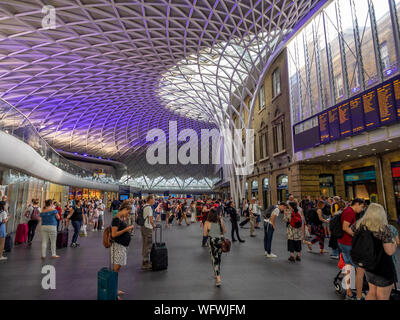 Londres, Angleterre - 4 août 2018 : Intérieur de la gare de Kings Cross à Londres. Kings Cross est l'une des stations les plus célèbres de Londres dans la partie bec Banque D'Images