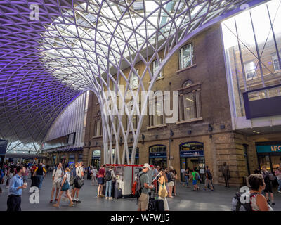 Londres, Angleterre - 4 août 2018 : Intérieur de la gare de Kings Cross à Londres. Kings Cross est l'une des stations les plus célèbres de Londres dans la partie bec Banque D'Images