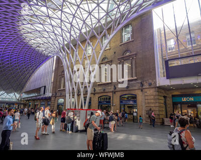 Londres, Angleterre - 4 août 2018 : Intérieur de la gare de Kings Cross à Londres. Kings Cross est l'une des stations les plus célèbres de Londres dans la partie bec Banque D'Images