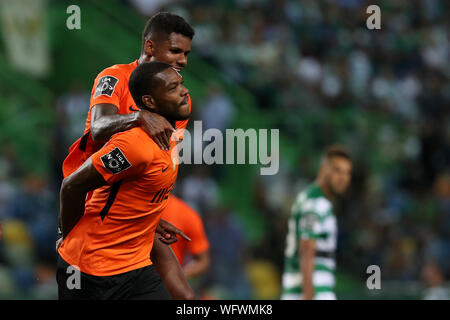 Lisbonne, Portugal. Août 31, 2019. Ronan David de Rio Ave FC (L) célèbre avec ses coéquipiers après avoir marqué au cours de la Ligue portugaise match de foot entre Sporting CP et Rio Ave FC au stade Alvalade à Lisbonne, Portugal le 31 août 2019. Crédit : Pedro Fiuza/ZUMA/Alamy Fil Live News Banque D'Images