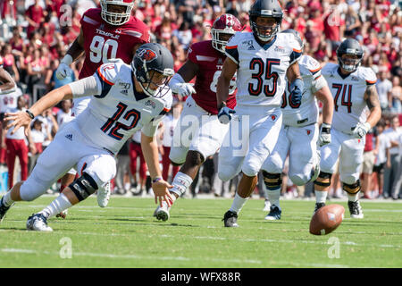 Philadelphie, Pennsylvanie, USA. Août 31, 2019. Les Bucknell QB, LOGAN BITIKOFER (12) fumbles la balle pendant le jeu au Lincoln Financial Field à Philadelphie Pennsylvanie Crédit : Ricky Fitchett/ZUMA/Alamy Fil Live News Banque D'Images