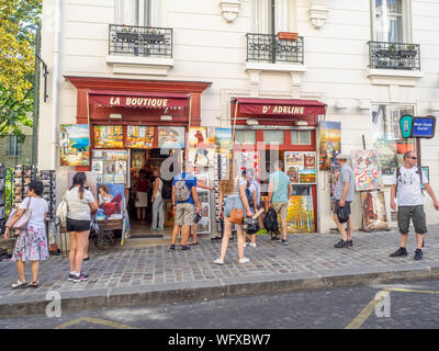 Paris, France - le 2 août 2018 : les touristes se mêlent à l'extérieur d'un magasin dans l'animation de quartier de Montmartre près de la Basilique du Sacré-Cœur. Banque D'Images