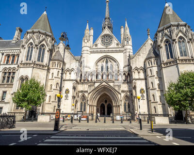 Londres, Angleterre - 6 août 2018 : bâtiment historique et l'entrée de Royal Courts of Justice à Londres en Angleterre. Banque D'Images