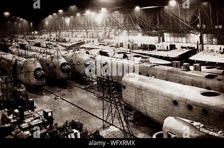 L'assemblage du fuselage et l'aile de la Stirling court, le bombardier lourd quadrimoteur de la Seconde Guerre mondiale. Il a la particularité d'être le premier bombardier quadrimoteur à être mis en service avec la Royal Air Force. Au début de 1941, l'entrée de service de l'escadron de Stirling. Au cours de son utilisation comme un bombardier, les pilotes l'éloge du genre pour sa capacité d'exécution en chasseurs de nuit de l'ennemi et ses caractéristiques de conduite favorables, tandis que l'altitude plafond a été souvent l'objet de critiques. Le Stirling avait une carrière opérationnelle relativement brève comme un bombardier avant d'être relégués au deuxième ligne fonctions. Banque D'Images