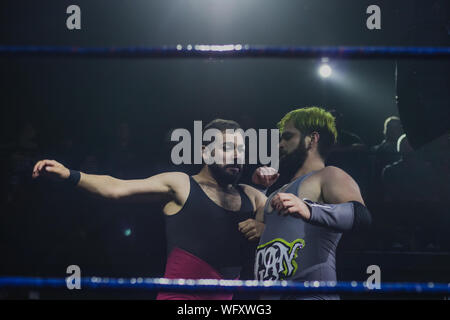 Chili wrestling CNL. Campeonato Nacional de Lucha Libre. Mallet Profesionales Luchadores. En el ring vemos con el cabello verde un végétalien, El Mesías Vengano luchando con Valentín Bravo 'El Muy Serenense', 'el único showman de la Lucha Libre Chilena', 'Mr. YouTube" Banque D'Images