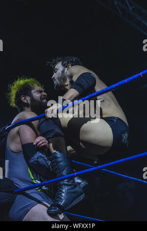 Chili wrestling CNL. Campeonato Nacional de Lucha Libre. Mallet Profesionales Luchadores. En el ring vemos con el cabello verde un végétalien, El Mesía Vengano, golpeado contra las cuerdas por Ariel Levy. Banque D'Images