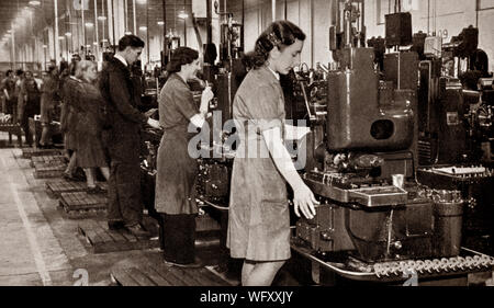 Personnel de l'usine, hommes et femmes, qui fabriquent des pièces pour le Bristol Hercules, 14 cylindres radial à deux rangs, un moteur conçu par Sir Roy Fedden et produite par la Bristol Engine Company à compter de 1939. C'était la première de leur unique Burt-McCollum (vanne à manchon, ou Argyll, type) dessins et modèles industriels à une diffusion à l'utilisation, l'alimentation de nombreux aéronefs dans le milieu de la Seconde Guerre mondiale. Banque D'Images