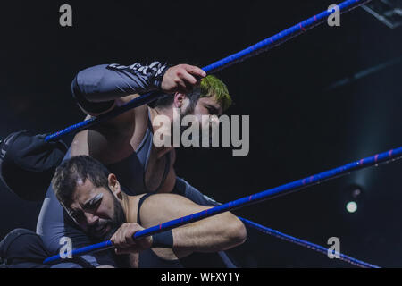 Chili wrestling CNL. Campeonato Nacional de Lucha Libre. Mallet Profesionales Luchadores. En el ring vemos con el cabello verde Boris Müller Végan, El Mesías Vengano llevado contra las cuerdas por su oponente Valentín Bravo 'El Muy Serenense', 'el único showman de la Lucha Libre Chilena', 'Mr. YouTube" Banque D'Images