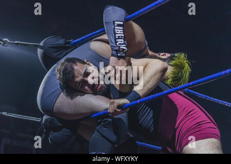 Chili wrestling CNL. Campeonato Nacional de Lucha Libre. Mallet Profesionales Luchadores. En el ring vemos con el cabello verde un végétalien, El Mesías Vengano llevado contra las cuerdas por su oponente Valentín Bravo 'El Muy Serenense', 'el único showman de la Lucha Libre Chilena', 'Mr. YouTube" Banque D'Images