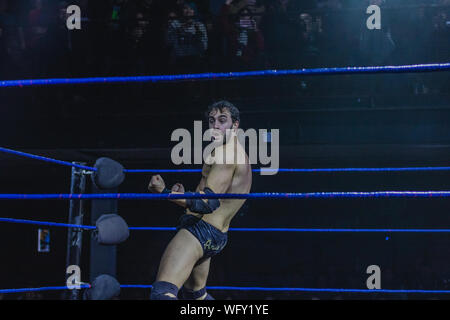 Chili wrestling CNL. Campeonato Nacional de Lucha Libre. Ariel Levy acteur y Luchador Profesional Chileno mostrando su fuerza en el cuadrilatero Banque D'Images