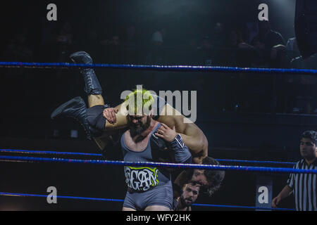 Chili wrestling CNL. Campeonato Nacional de Lucha Libre. Mallet Profesionales Luchadores. En el ring vemos un végétalien, El Mesía Vengano, sostiene en sus hombres un su oponente Ariel Levy. Banque D'Images