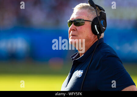 31 août 2019 : Caroline du Tar Heels Head coach Mack Brown lors de la NCAA se rencontreront au stade Bank of America à Charlotte, NC. (Scott Kinser/Cal Sport Media) Banque D'Images