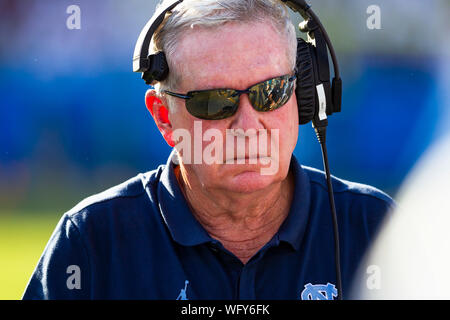 31 août 2019 : Caroline du Tar Heels Head coach Mack Brown lors de la NCAA se rencontreront au stade Bank of America à Charlotte, NC. (Scott Kinser/Cal Sport Media) Banque D'Images