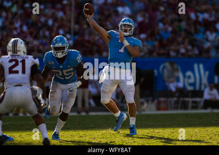 31 août 2019 : Caroline du Tar Heels quart-arrière Sam Howell (7) renvoie à la fin de la zone dans le quatrième trimestre de la NCAA se rencontreront au stade Bank of America à Charlotte, NC. (Scott Kinser/Cal Sport Media) Banque D'Images